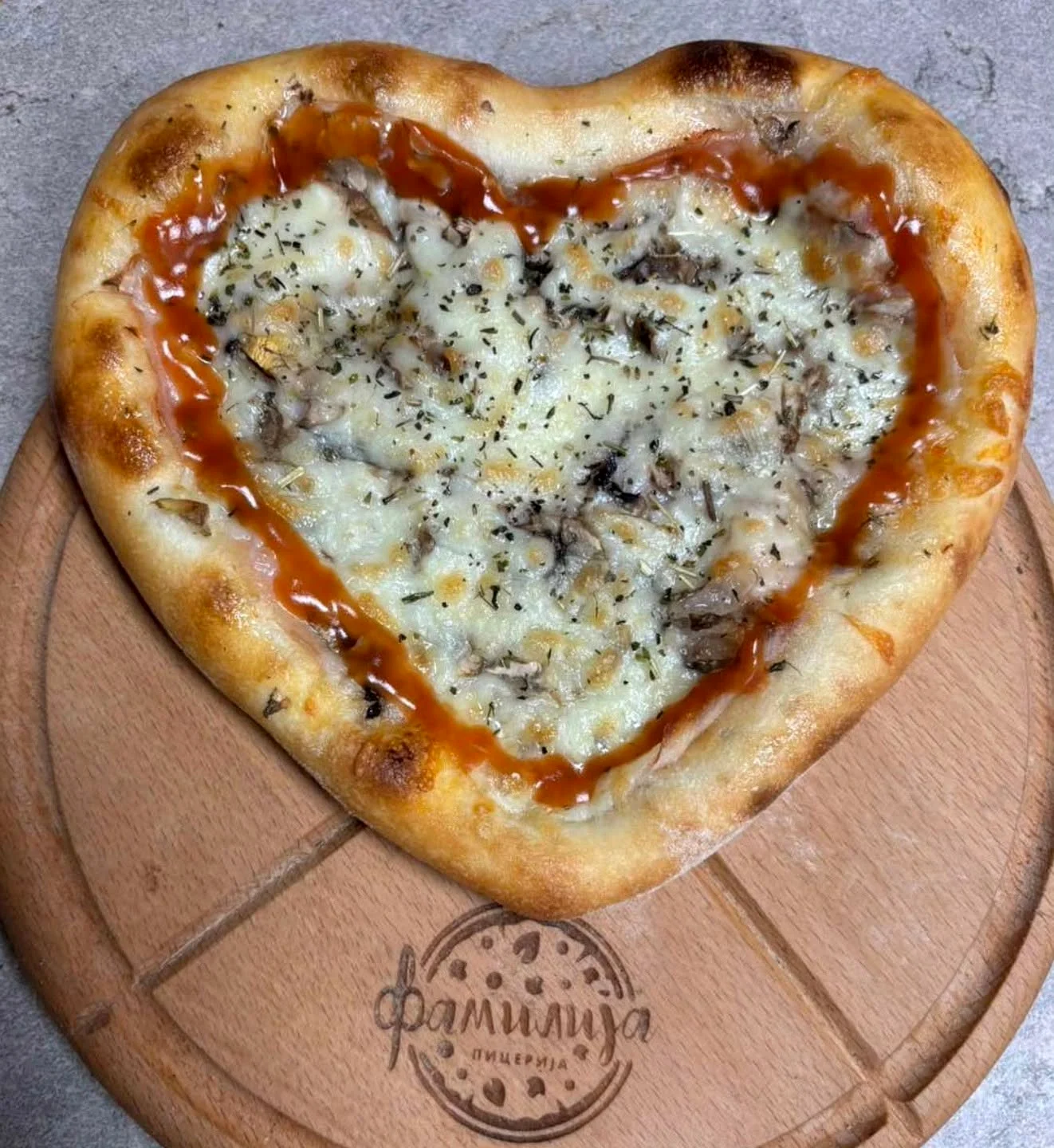 Pizza u obliku srca Picerija Familija